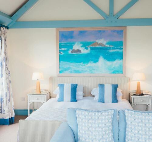 Image de la chambre d'hôtel de la mer montrant un lit