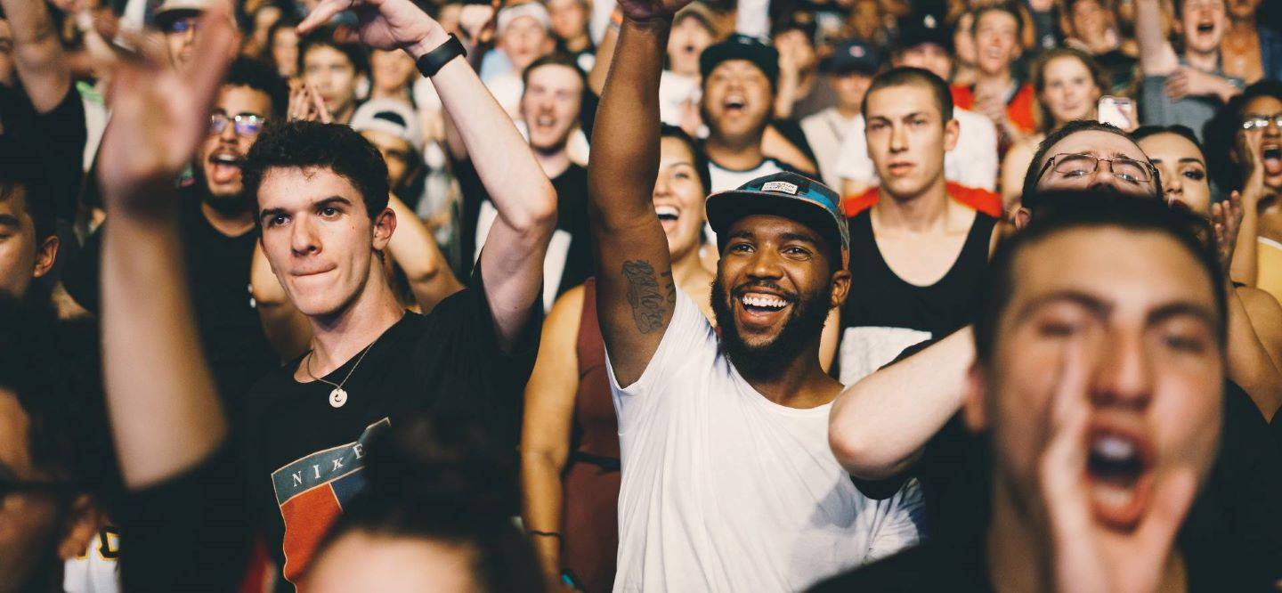 Foule de jeunes individus lors d'un concert